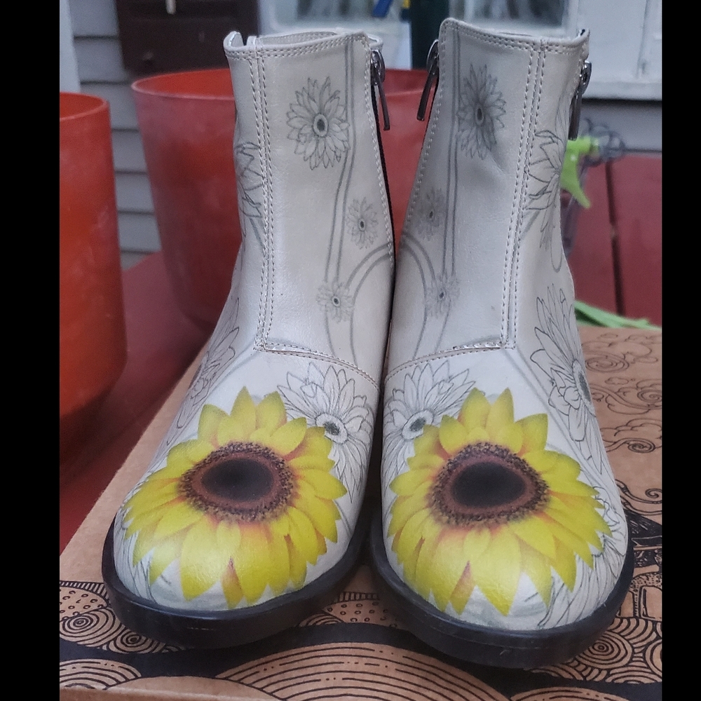 NEW Goby 🌻 Sunflower Boho chic quirky daisy vegan ankle boots sz 37 RARE NIB